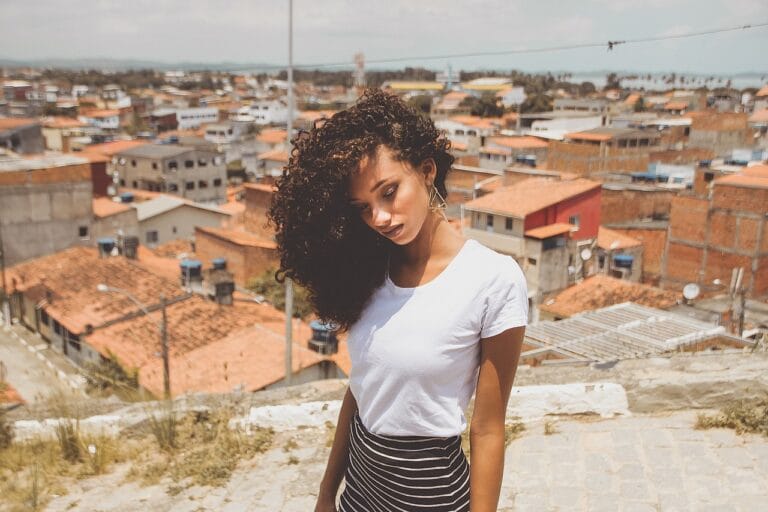 Stylizacje na plażę z H&M – co zabrać na wakacje?