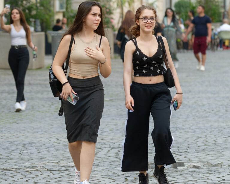 Najlepsze Stylizacje z Balenciagą w Rolach Głównych