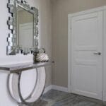 Torebka na stole pod lustrem w jasnym, nowoczesnym wnętrzu domu