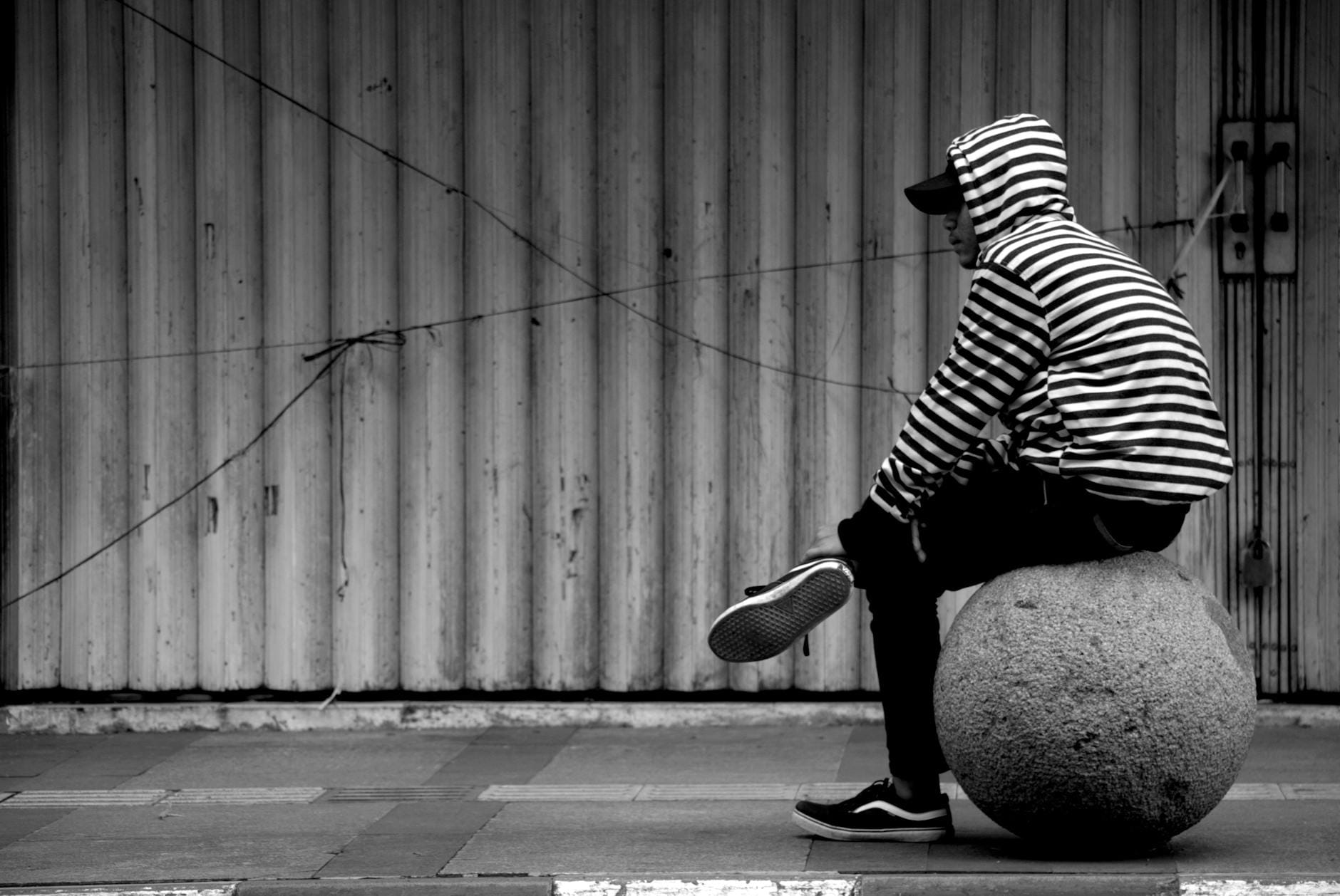 Balenciaga Track: z czym nosić masywne sneakersy Czarno-białe zdjęcie samotnej osoby idącej ulicą