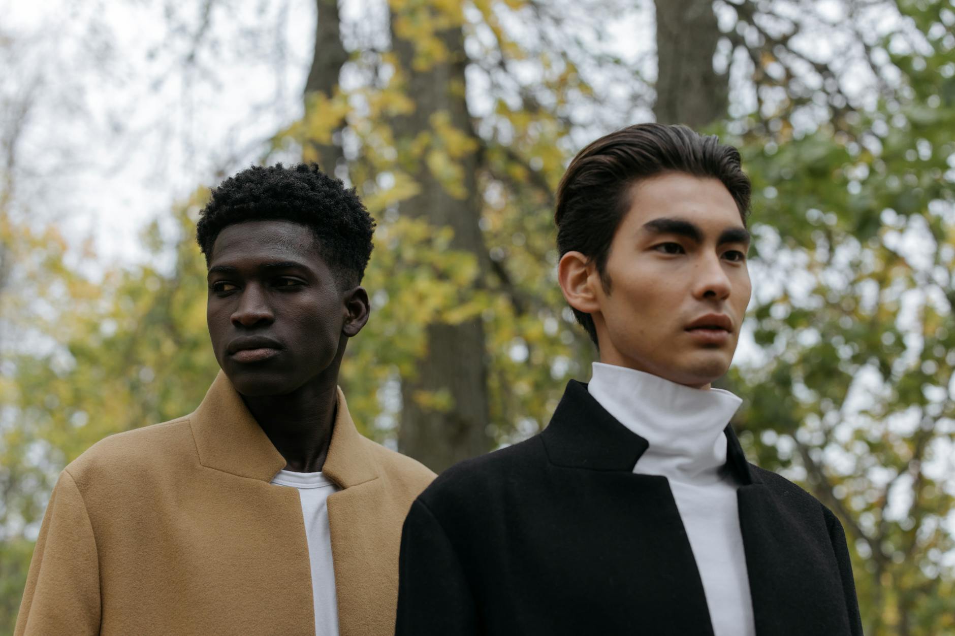 Dwóch eleganckich mężczyzn w jesiennych płaszczach Burberry na zewnątrz