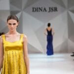 Modelka w sukni Dina JSR na wybiegu w stylu Celine