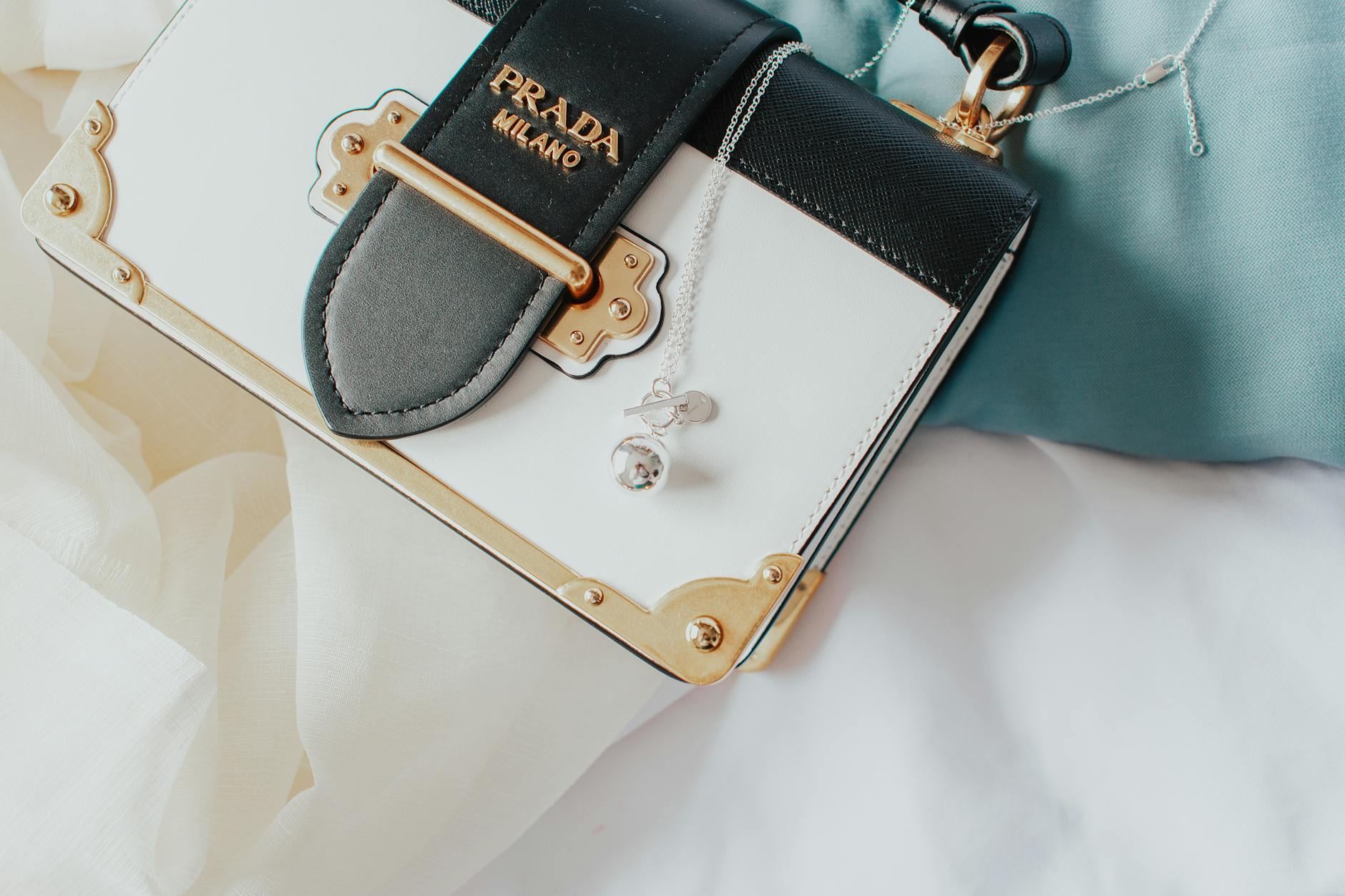 Elegancka torebka Louis Vuitton z złotymi detalami na miękkiej tkaninie