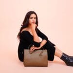 Elegancka kobieta w czerni z torebką skórzaną w stylu Saint Laurent