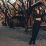 Stylowa kobieta w czarnej skórzanej kurtce na miejskiej ulicy
