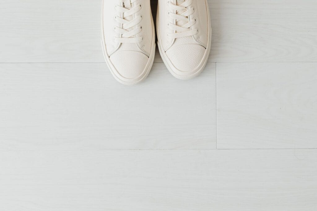 Jak dbać o białe sneakersy skórzane, żeby nie żółkły po jednym sezonie?