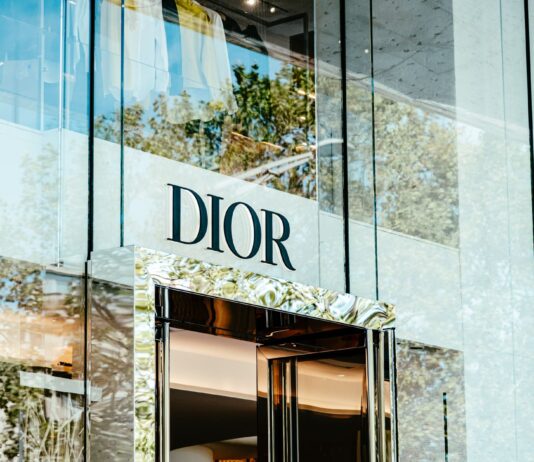 Jak rozpoznać podróbkę butów Dior B23? Na co zwrócić uwagę w przezroczystym materiale i szwach
