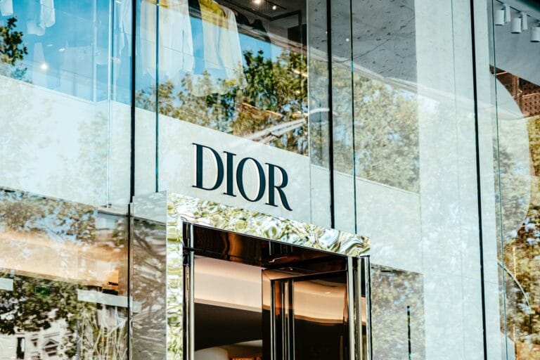 Jak rozpoznać podróbkę butów Dior B23? Na co zwrócić uwagę w przezroczystym materiale i szwach